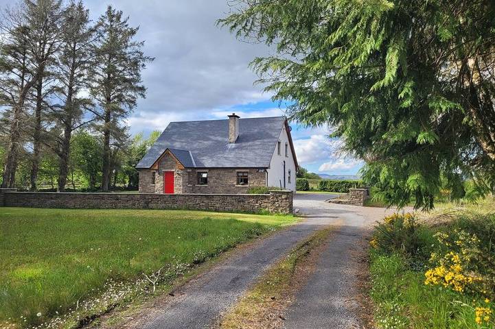 Cottage for 18 people, with garden in County Mayo
