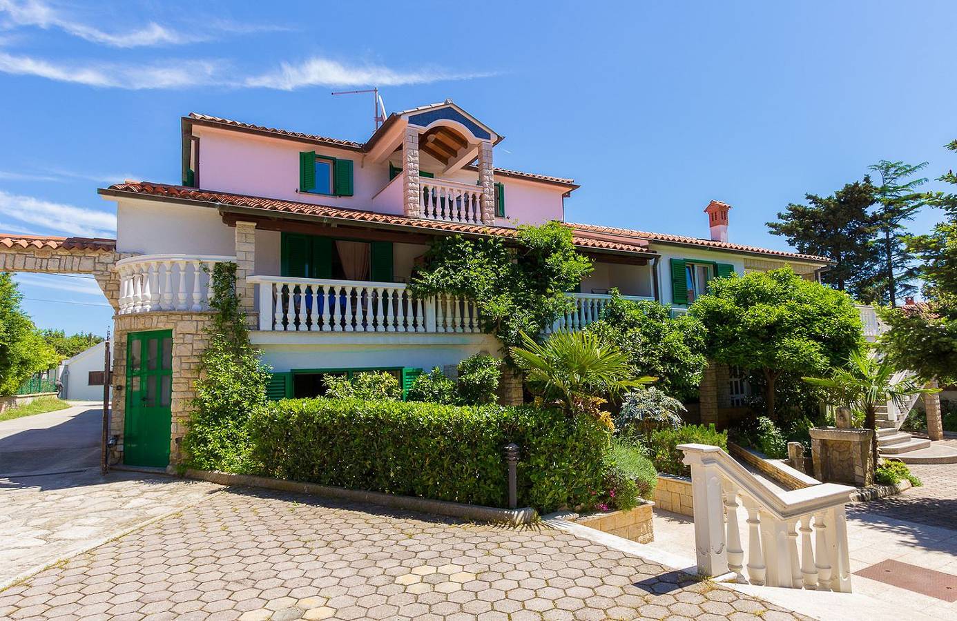Ganze Wohnung, 800 Meter zum Sandstrand mit Pool, Klima, Balkon, Grill in Medulin Stadt, Medulin