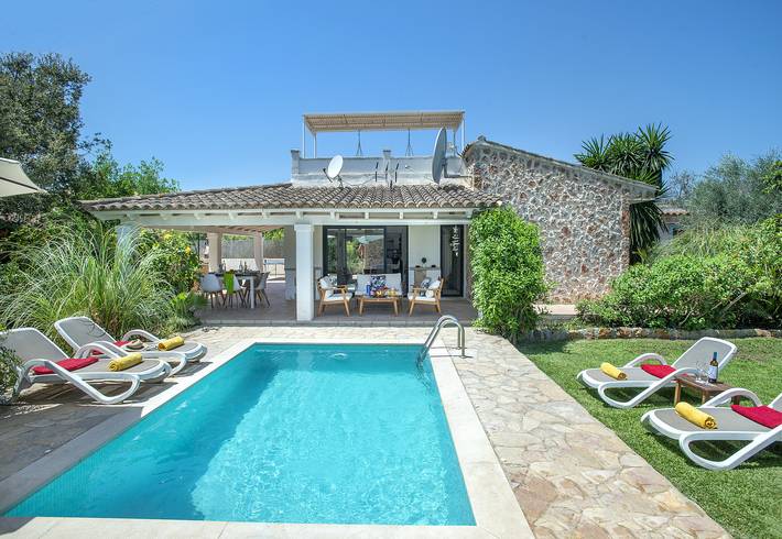 Finca für Gruppen für 6 Personen, mit Balkon und Terrasse sowie Garten und Ausblick in Pollença