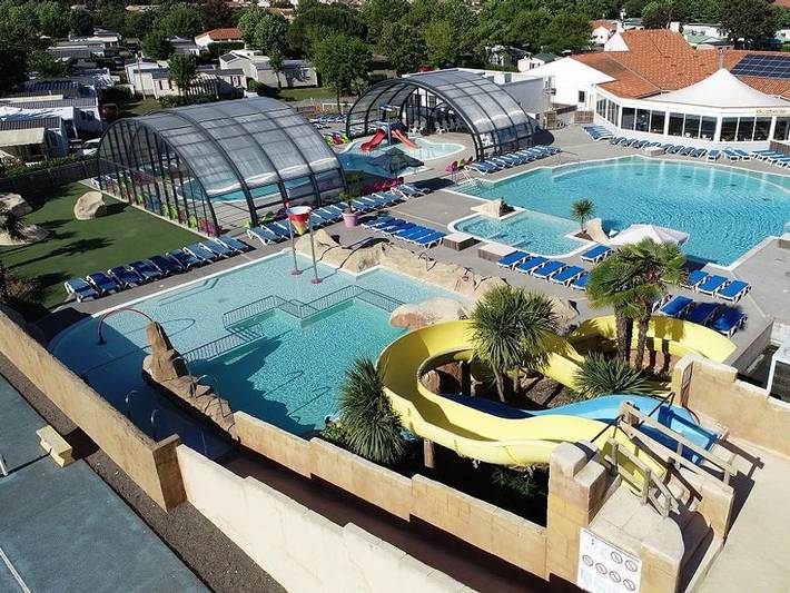 Camping pour 4 personnes, avec Jacuzzi et Bassin pour enfant à Saint-Vincent-sur-Jard