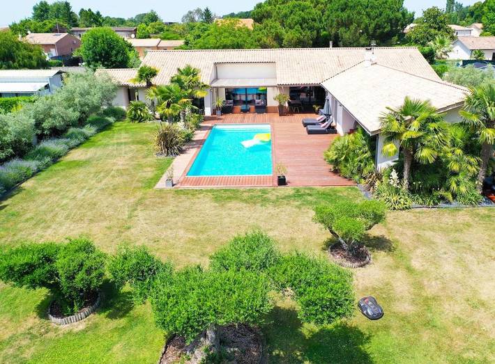 Location de vacances pour 12 personnes, avec jardin ainsi que piscine et jacuzzi à Peujard