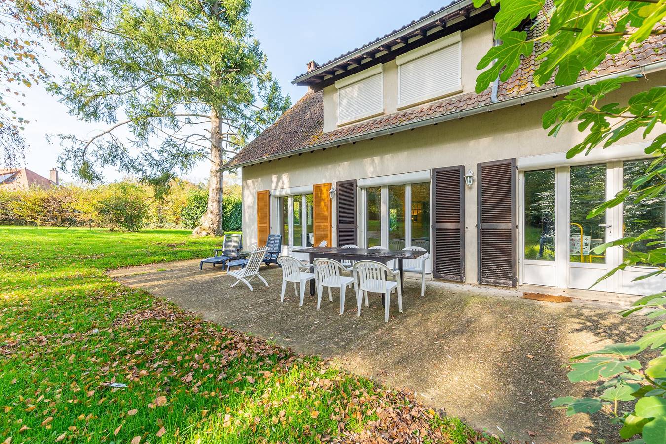 Maison de vacances "Moments Conviviaux À 20' De Disney" avec 3 Terrasses Privées & Wi-Fi in Saints, Seine-et-Marne