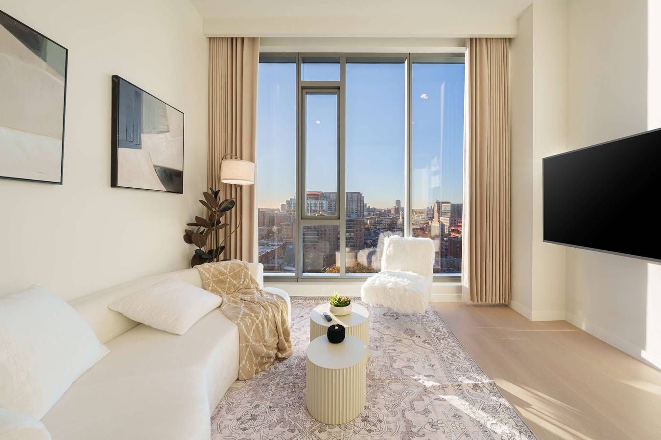 Entire apartment, New Luxury Penthouse w  Pool   Gym in Flushing in Queens, New York City