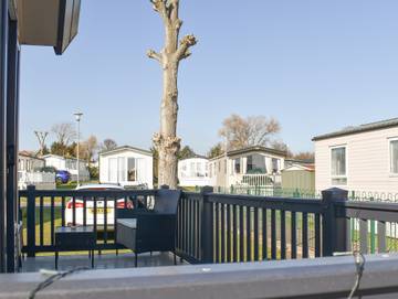 Log Cabin for 4 People in Colchester, Essex, Photo 1