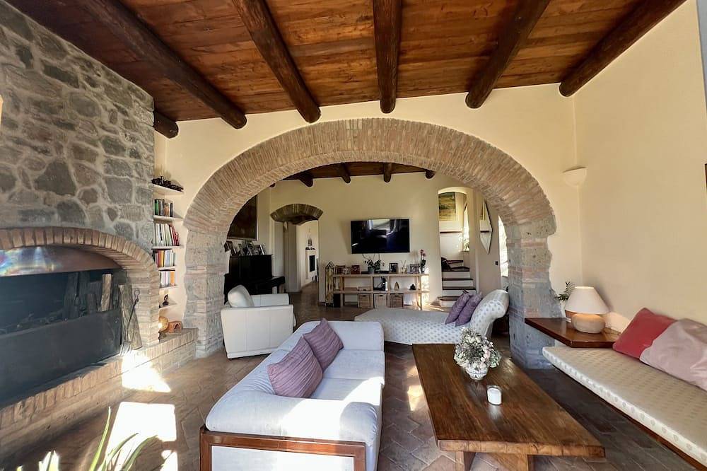 Villa with panoramic pool and gardens    in Bolsena, Terni Provinz