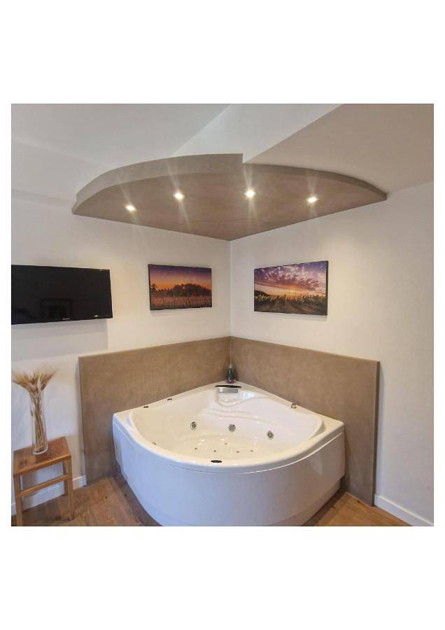 Gîte pour 2 personnes, avec jardin ainsi que piscine et jacuzzi à Cori - 2