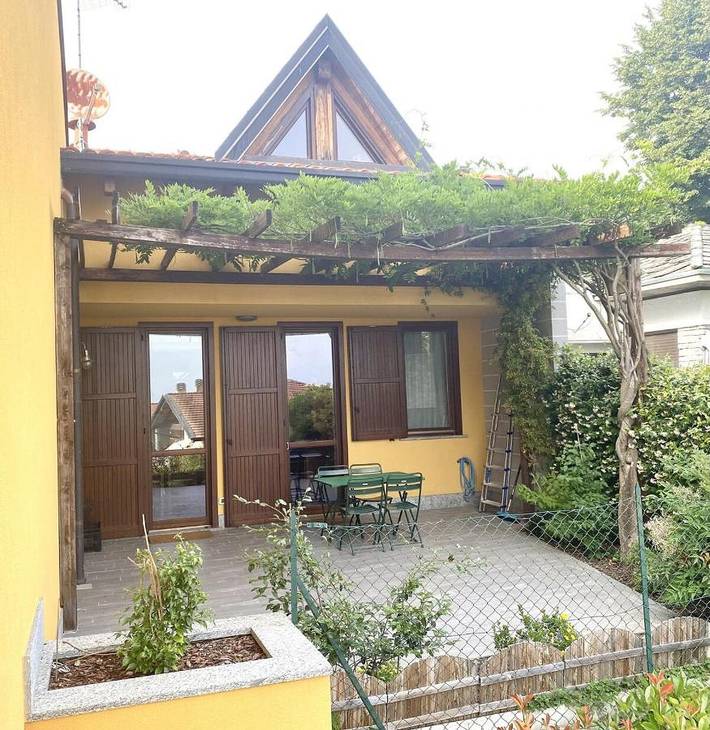 Location de vacances pour 6 personnes, avec vue sur le lac ainsi que jardin et vue à Gavirate