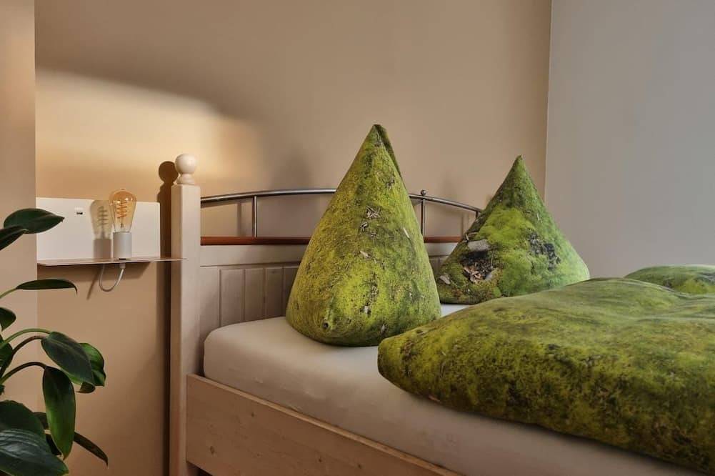 Ganze Wohnung, Gemütliche Ferienwohnung (80 m2) mit Holzterrasse und Liegewiese in Großheubach, Fränkisches Weinland