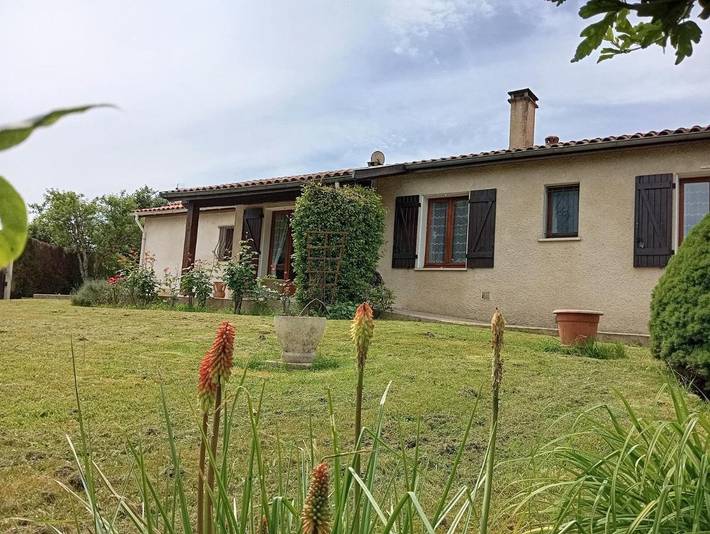 Location de vacances pour 6 personnes, avec vue ainsi que terrasse et jardin à Couze-et-Saint-Front - 3