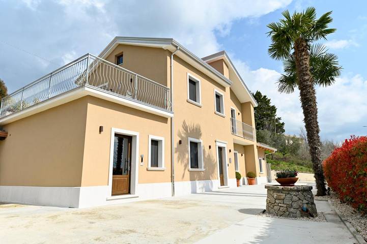 Location de vacances pour 4 personnes, avec jardin ainsi que terrasse et vue, animaux acceptés à Ariano Irpino - 3