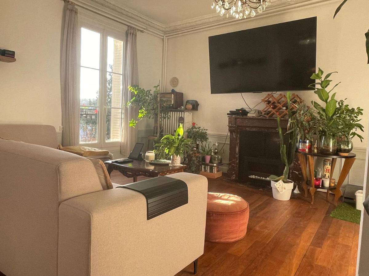 Appartement de vacances entier, Chambre paisible face aux thermes-ch1- Check après 16h30 in Contrexéville, Neufchâteau