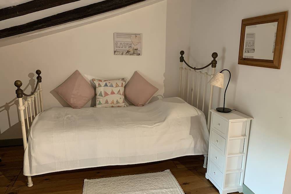 Unique Traditional French Farmhouse with private pool in rural Dordogne in Douzillac, Périgord Blanc