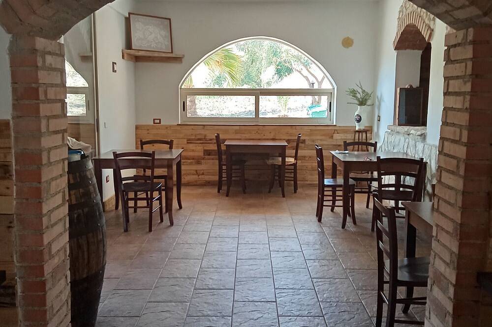Country house set in a peaceful valley 20 minutes from the city of Agrigento. in Santa Elisabetta, Province de Agrigento