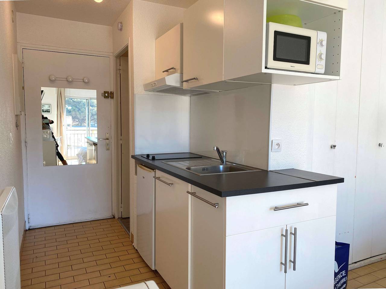 Entire studio, Modern Studio with Ac, Balcony, Parking & Wifi in Balaruc-les-Bains in Balaruc-les-Bains, Côte d'Améthyste