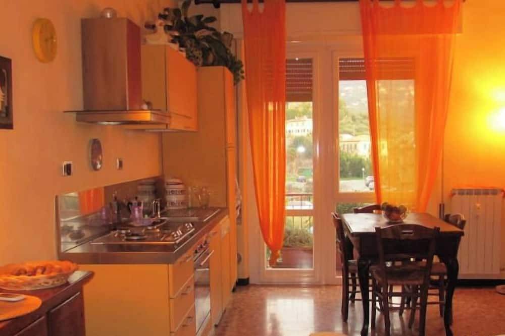 Appartement entier, Appartement de trois pièces avec balcon, large vue sur les collines, proche du centre et de la mer in Lavagna, Commune de Lavagna