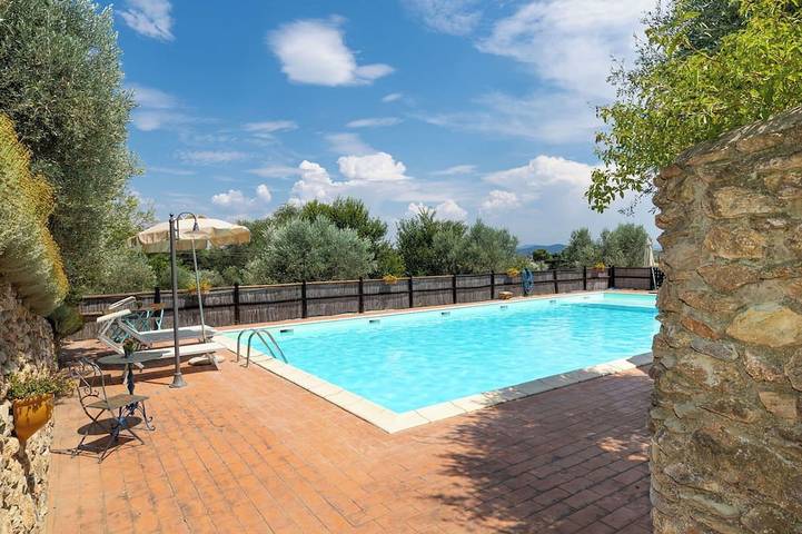 Ganze Wohnung, Schöne Wohnung mit  W-Lan, Pool, Klimaanlage, Innenhof, Haustiere erlaubt und Panoramablick in Campiglia Marittima, Etruskische Küste