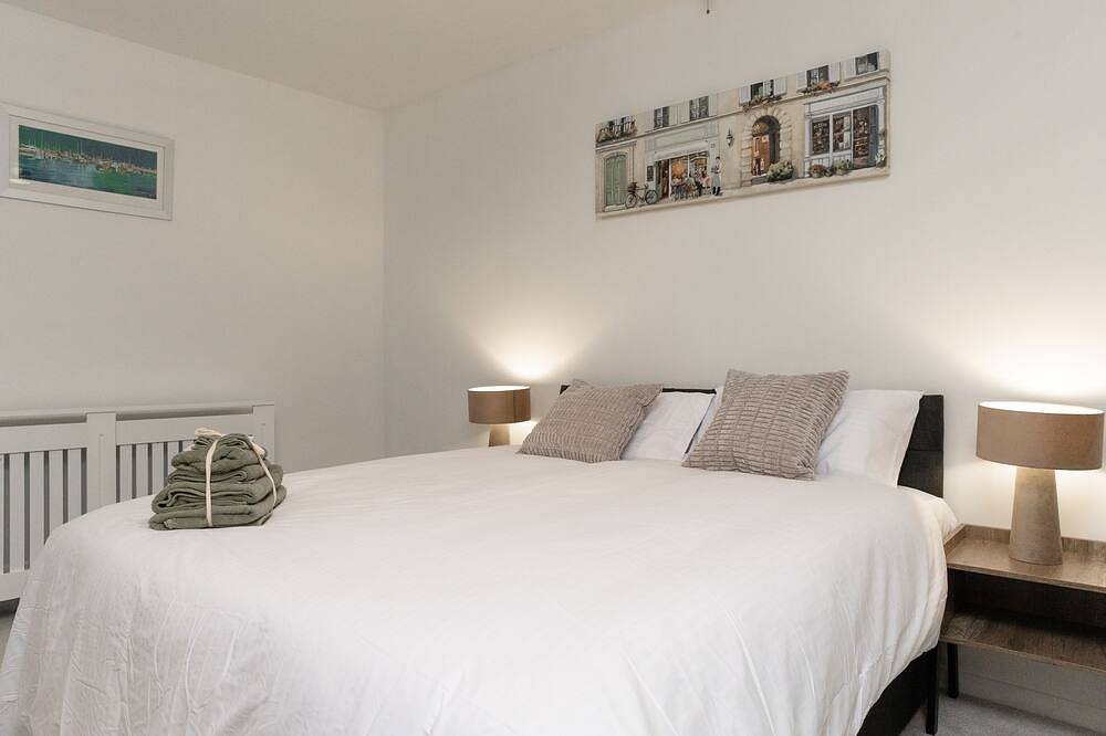 Luxury Virginia Water 3Br | Thorpe Park | Heathrow in Thorpe Park, Surrey