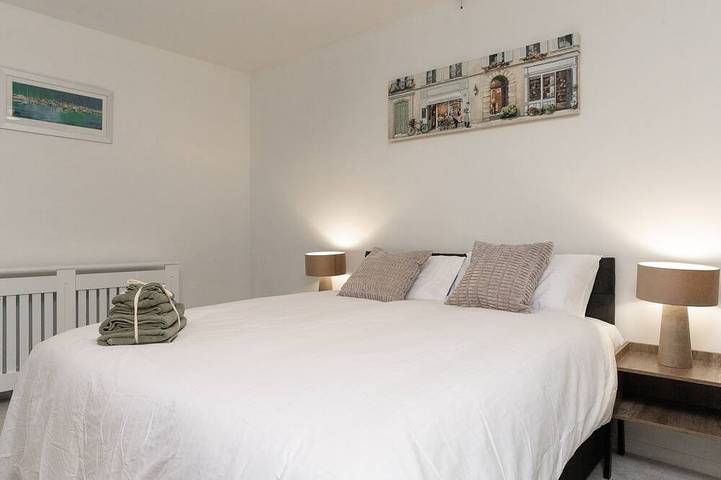 Luxury Virginia Water 3Br | Thorpe Park | Heathrow in Thorpe Park, Surrey