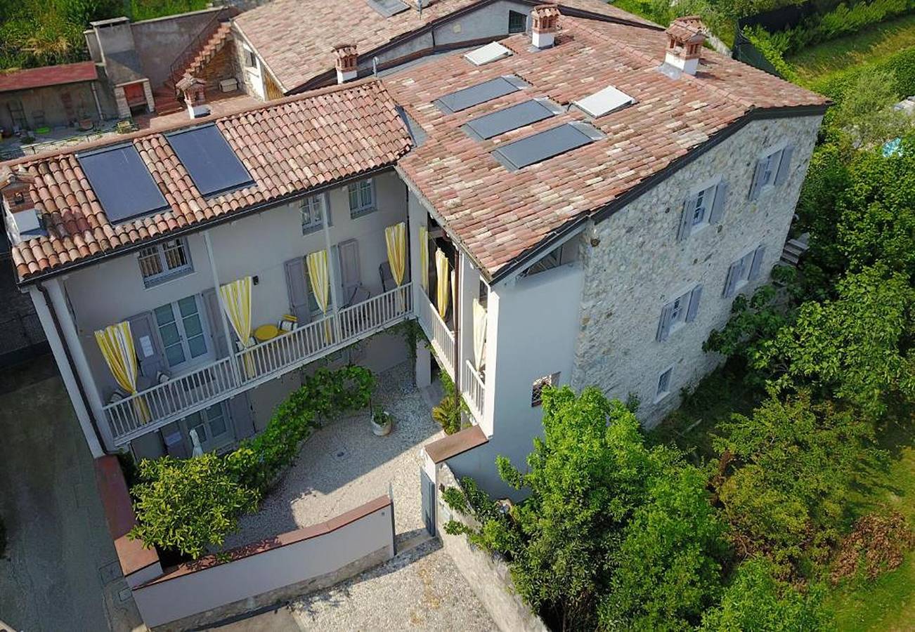 Entire apartment, Apartment 'Dos Del Sul - Vinaccia'  Wi-Fi and Air Conditioning in Roè Volciano, Garda Mountains