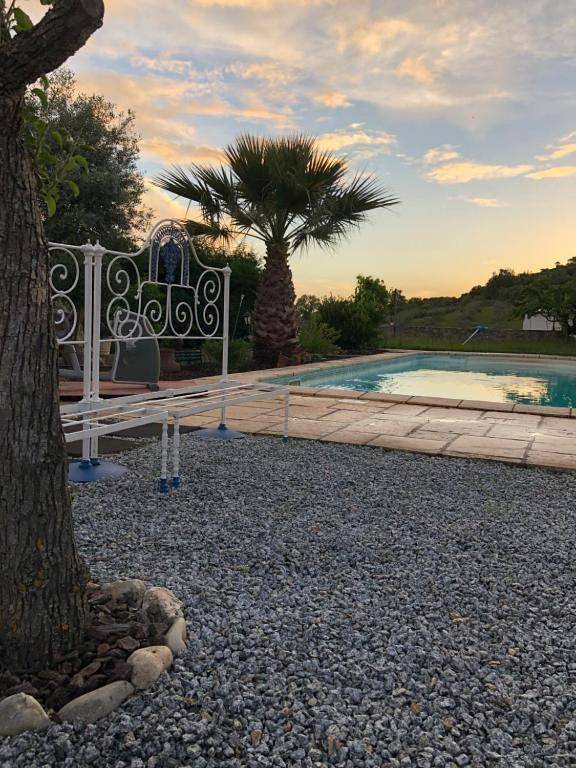 Gîte pour 4 personnes, avec jardin et piscine dans Montemor-o-Novo