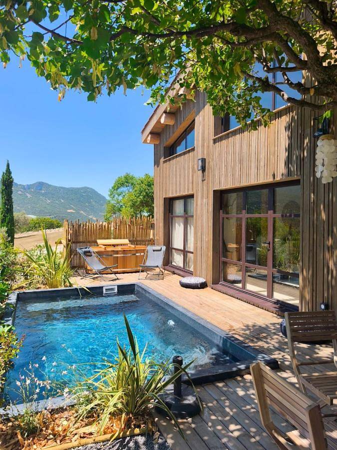 Appartement de vacances pour 6 personnes, avec vue ainsi que terrasse et piscine
