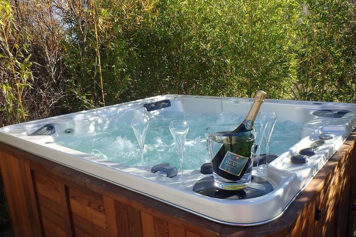 Ferienhaus für 4 Personen, mit Garten und Whirlpool sowie Terrasse - 1