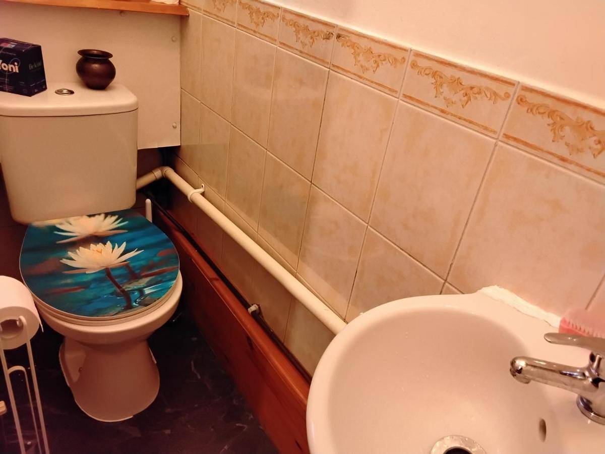 Single Room in Glastonbury, Somerset
