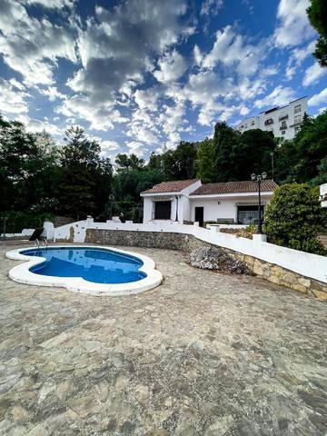 Casa rural para 6 personas, con jardín además de vistas y piscina, Se admiten mascotas en Zahara de la Sierra
