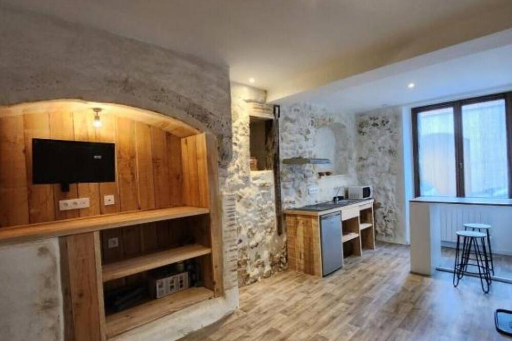 Entire apartment, Studio 20m² Casteljaloux center, equipped, 8 min Thermes, lake and leisure nearby in Casteljaloux, Nérac region