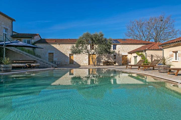 Chambre d’hôte pour 15 personnes, avec piscine et sauna ainsi que jacuzzi et jardin, adapté aux familles à Castelmoron-sur-Lot