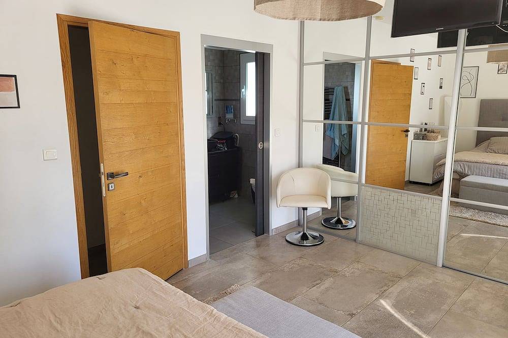 Quiet, air-conditioned villa with private pool 5 minutes from sea and mountains. in Morta, Prunelli-di-Fiumorbo