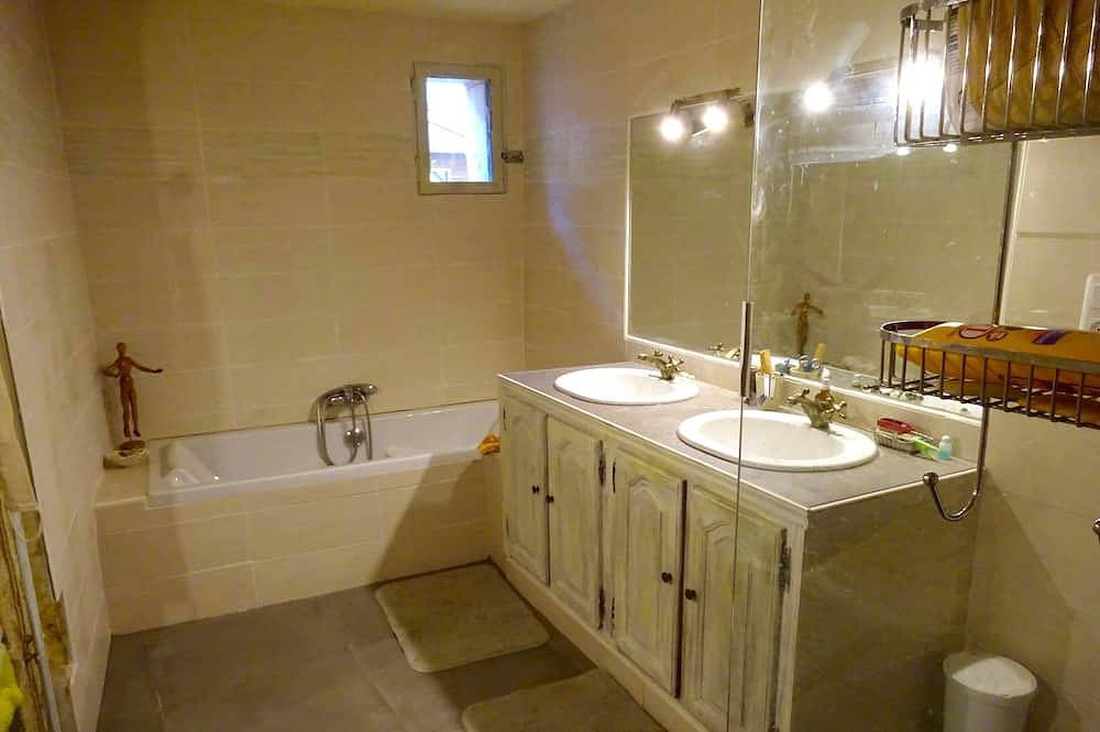 Maison d'artiste 200 m2 dans village historique à 3km du Pont du Gard in Sernhac, Région de Nîmes