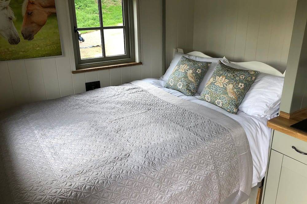 Luxury shepherd's hut in Bransgore, Hampshire