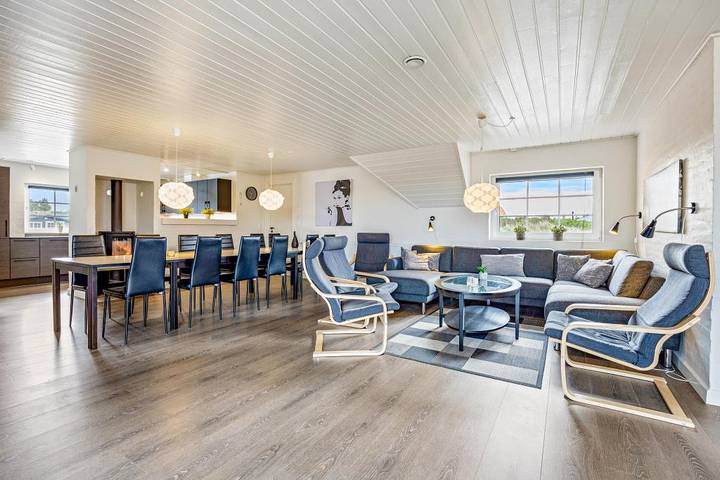 Modern holiday home with pool for 16 guests and 2 dogs in Søndervig, Holmsland Klit