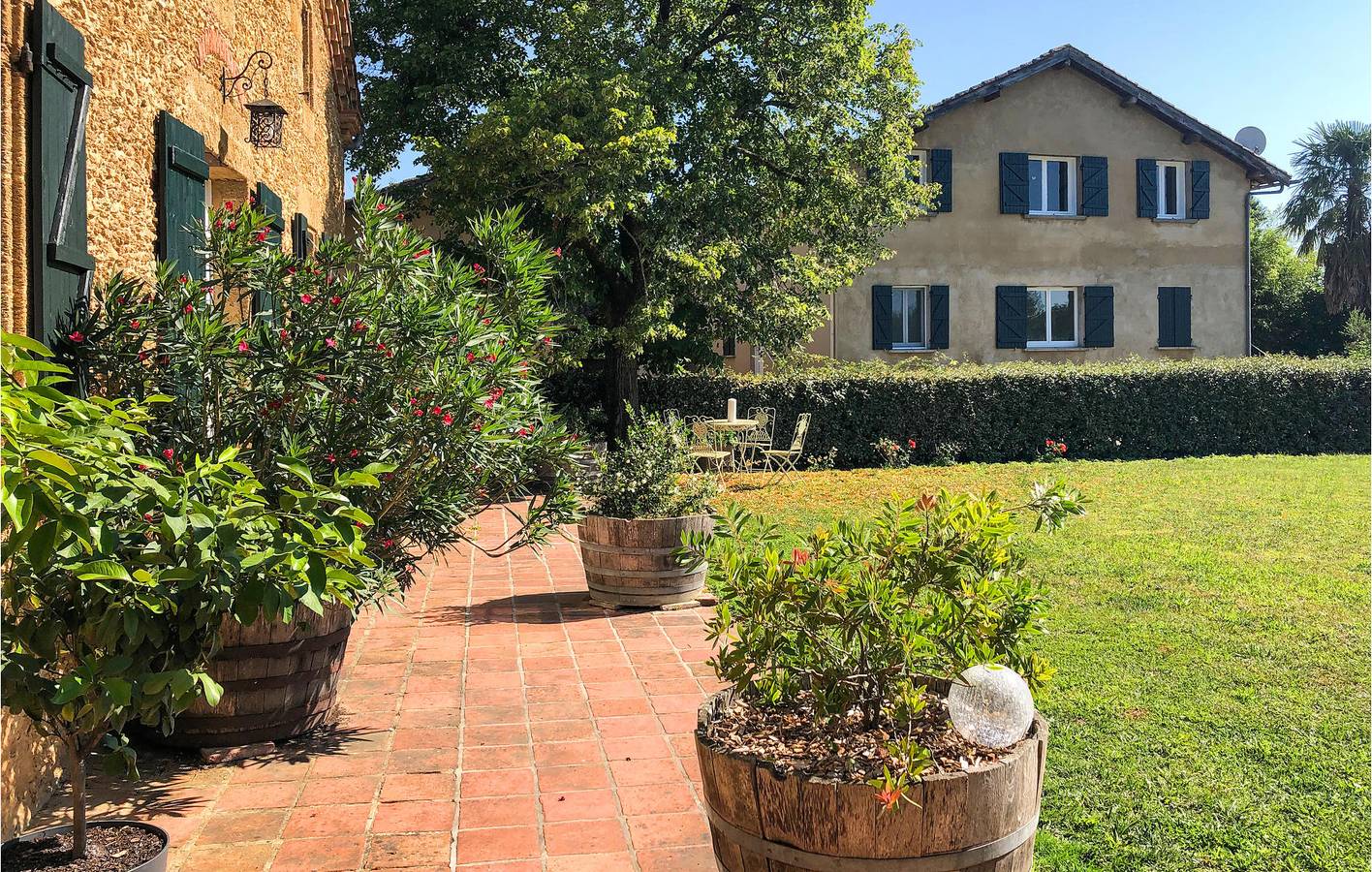 Appartement de vacances entier, Maison au bord de la piscine avec parking : 1.5km de Betbezer-d'Armagnac in Labastide-d'Armagnac, Landes