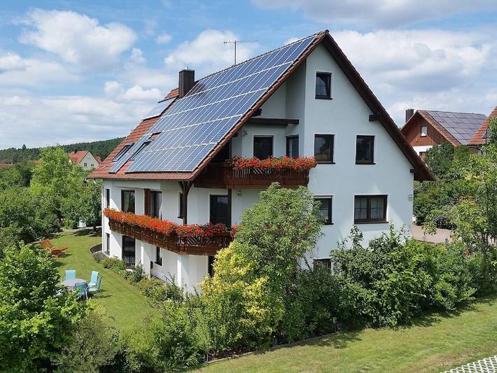 Ferienwohnung für 5 Personen, mit Balkon/Terrasse und Balkon sowie Terrasse und Garten im Steigerwald