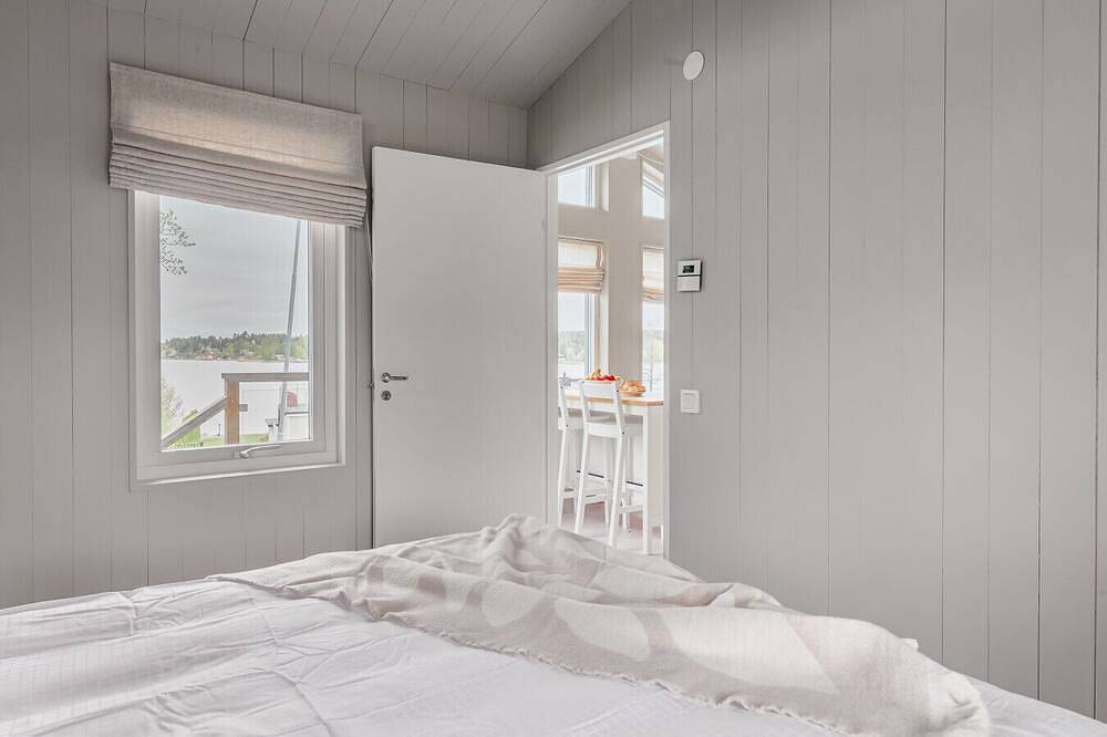 Hilltop house overlooking ocean sunrise and sunset in Vaxholm, Arcipelago di Stoccolma