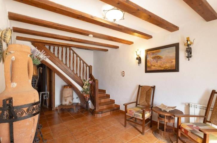 Casa rural para 12 personas, con jardín además de vistas y piscina, Se admiten mascotas en Bages - 2