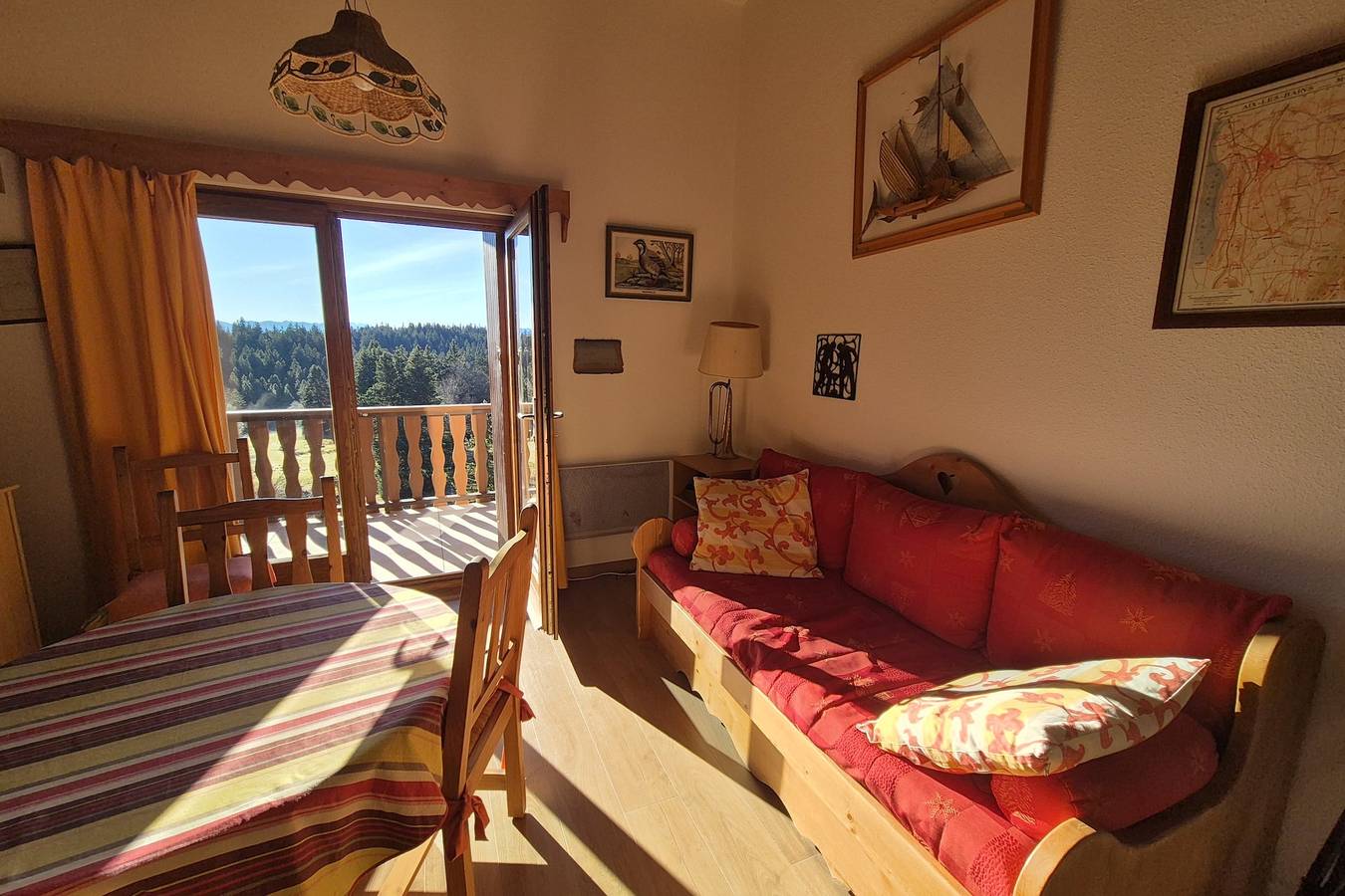Appartement entier, Appartement familial au Revard, vue sur le jardin d'enfant et pistes in Le Revard, Les Déserts