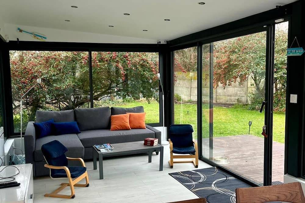 Poppy Seaside, private garden 200m from the sea in Ver-sur-Mer, Côte de Nacre