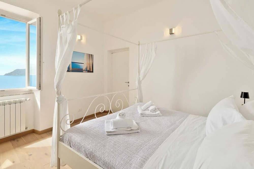 Entire apartment, Welcome to Oltremare, a beautiful residence with a breathtaking panoramic sea view for an unforgettable stay. Perfect for a romantic getaway, a family holiday or a relaxing break, Oltremare will welcome you with its modern and refined décor, designed to in Manarola, Riomaggiore Municipality