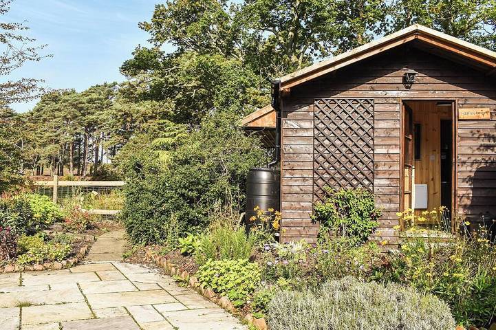 Cottage for 2 people, with pool and garden in New Forest