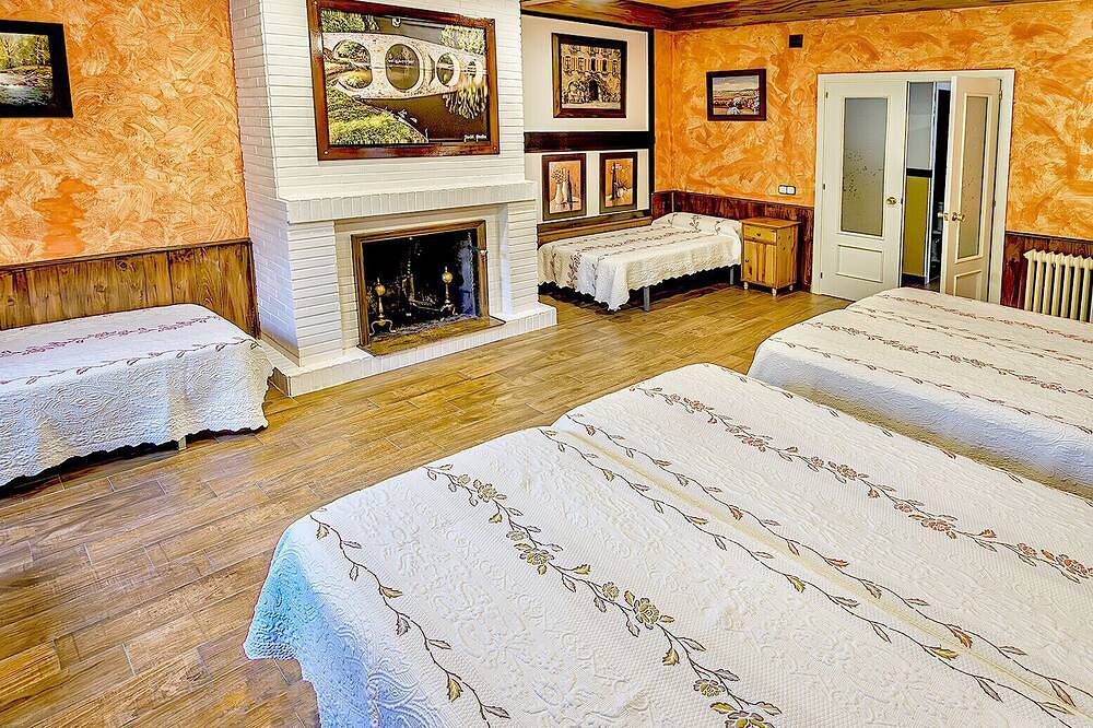 Casa Vacacional 'Viria' con Vistas a la Montaña, Wi-Fi y Aire Acondicionado in Navaluenga, Valle del Alberche