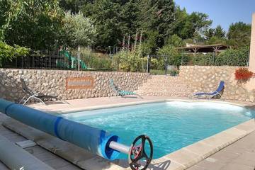 Gîte pour 4 personnes, avec jardin ainsi que terrasse et piscine à Pennautier