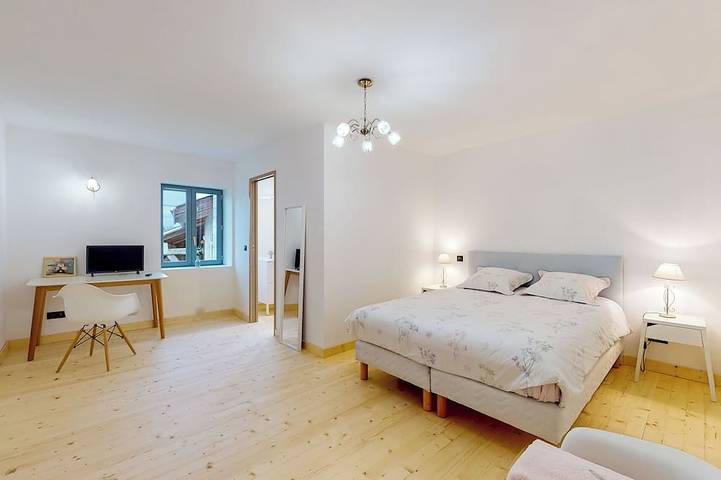 Location de vacances pour 12 personnes, avec jardin et terrasse à Civrieux (Ain)