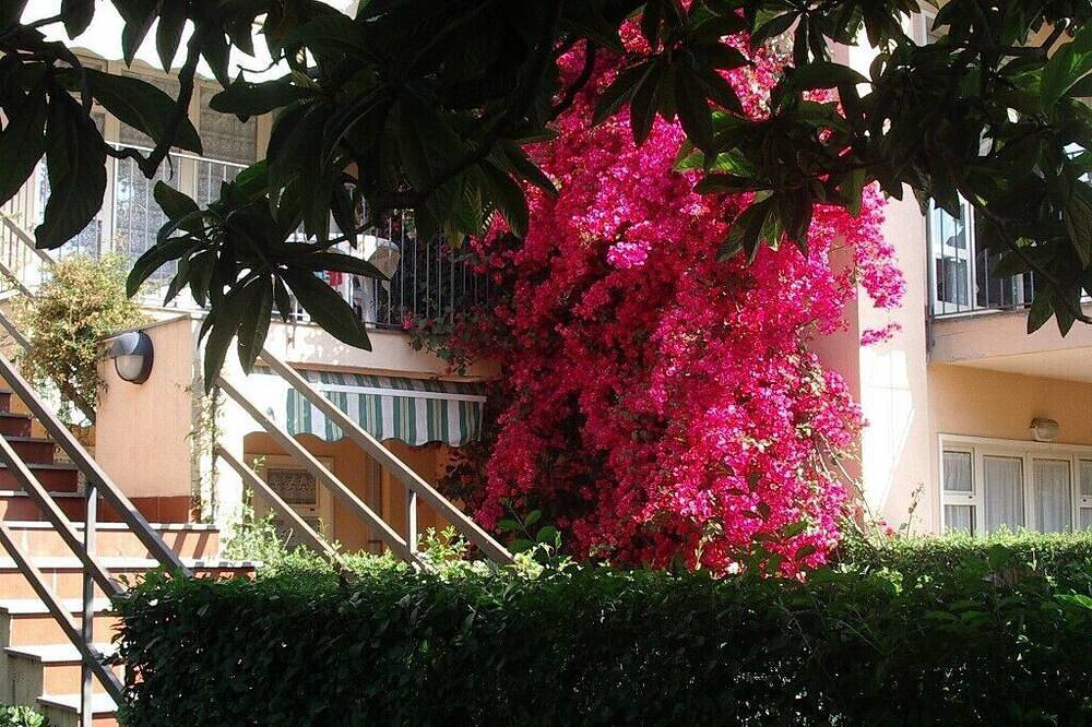 Ganze Wohnung, Oase zum Ausruhen, private Residenz mit Pool und Tennis, 100 m Strandnähe in Spiaggia di San Marco, Fiumefreddo di Sicilia
