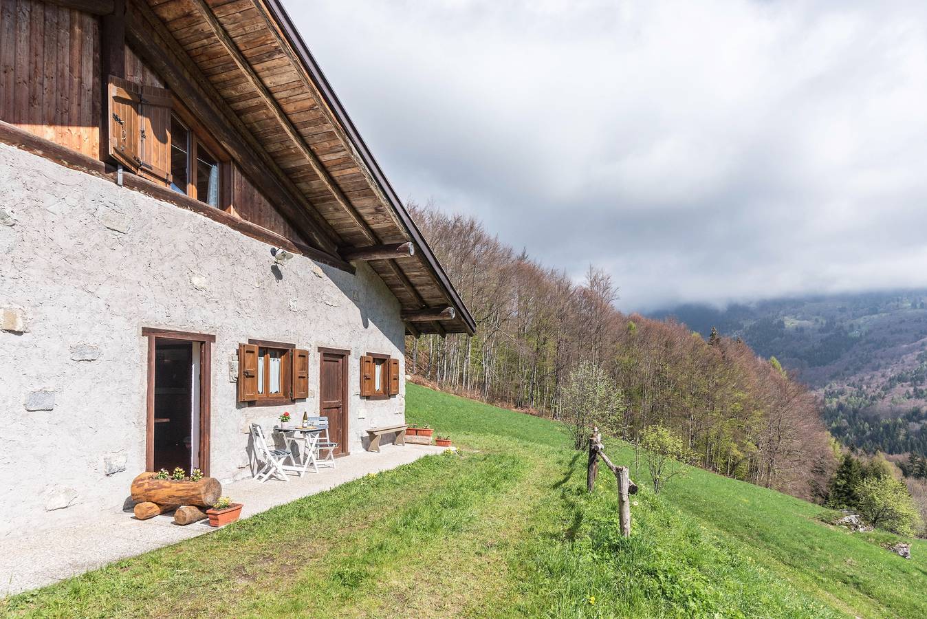 Bellissima casa vacanze "Baita Rustica immersa nel verde" con vista sulle montagne in Roncone, Sella Giudicarie
