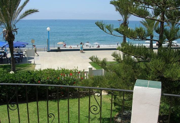 Beach Front Villa for 10 people with Sea View, Pool, Wi-Fi, A/C, Balcony, Terrace & Garden in Torrox Costa, Torrox