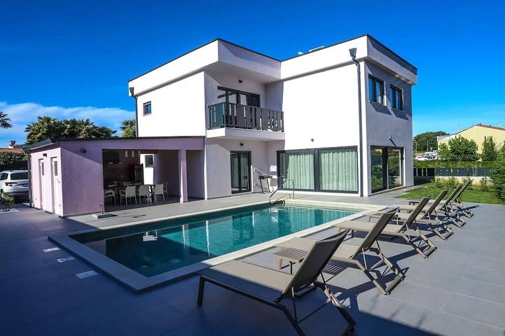 Villa für 8 Personen, mit Balkon und Garten in Poreč