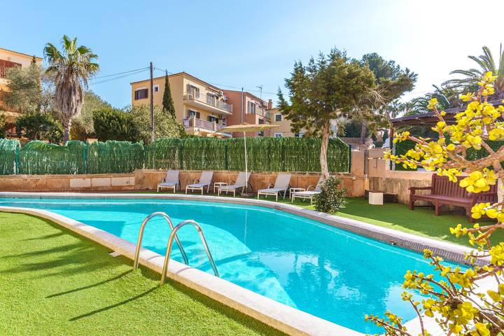 Entire apartment, Modern “Ferrera Luxe Apartamento 704” close to Beach with Pool, Wi-Fi, A/C, Terrace & Garden in Cala Serena, Felanitx